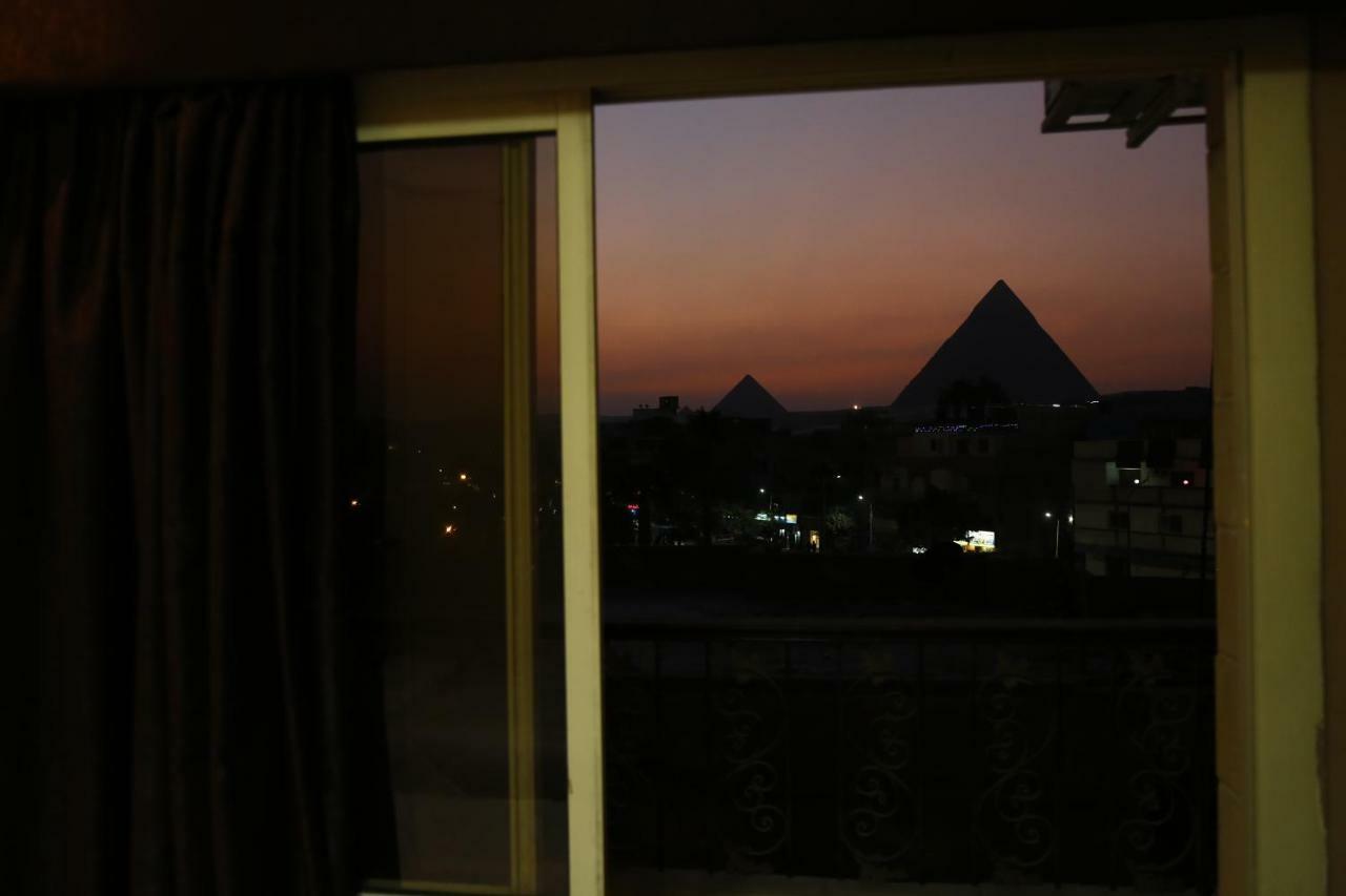 Happy days Pyramids Inn Kafret el-Gabal Rum bild